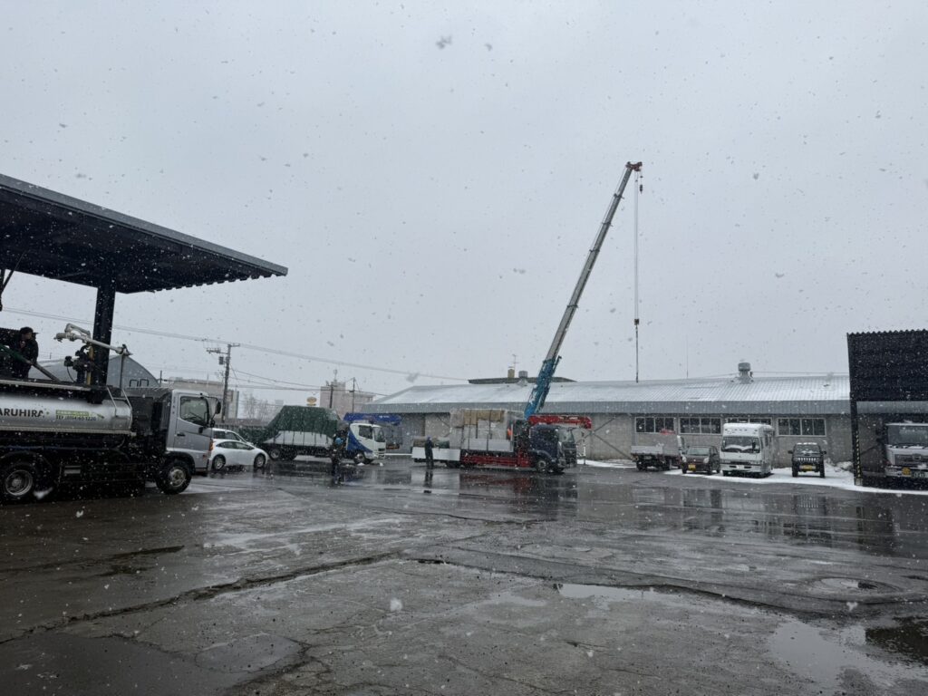 北海道釧路～高圧受変電設備のクレーン車での搬送風景