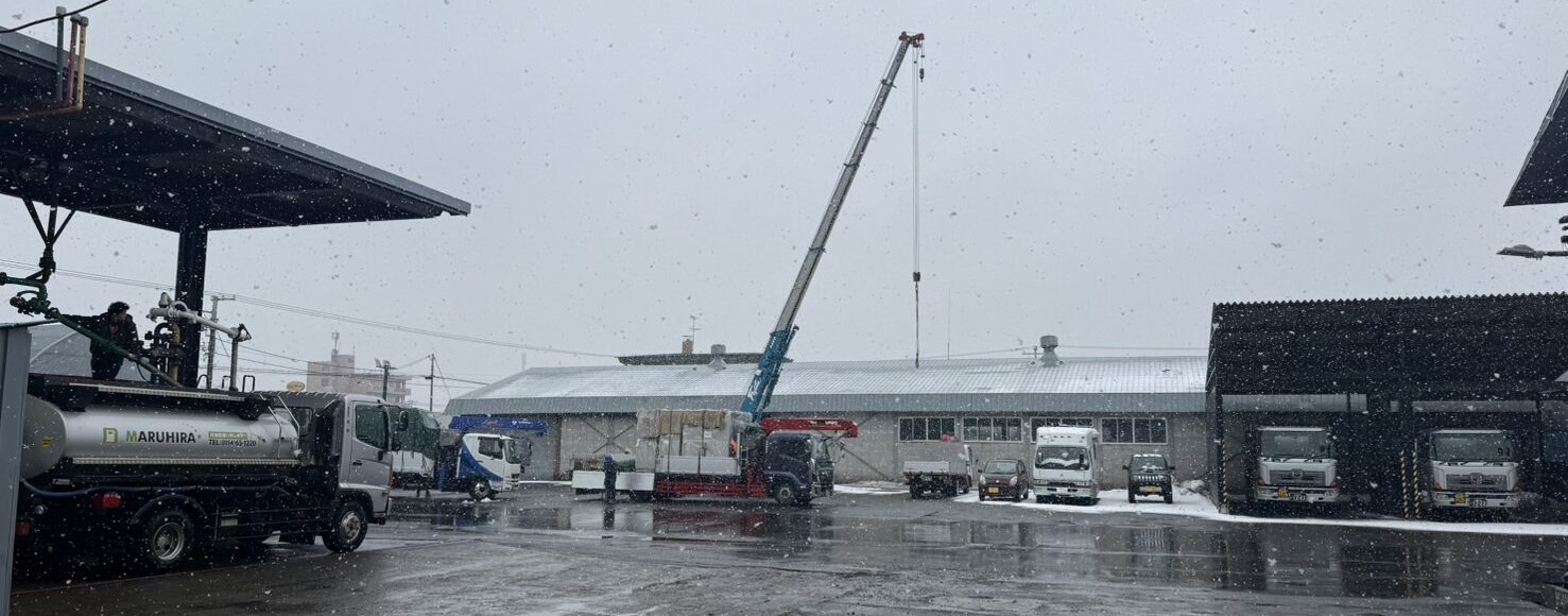 北海道釧路～高圧受変電設備のクレーン車での搬送風景