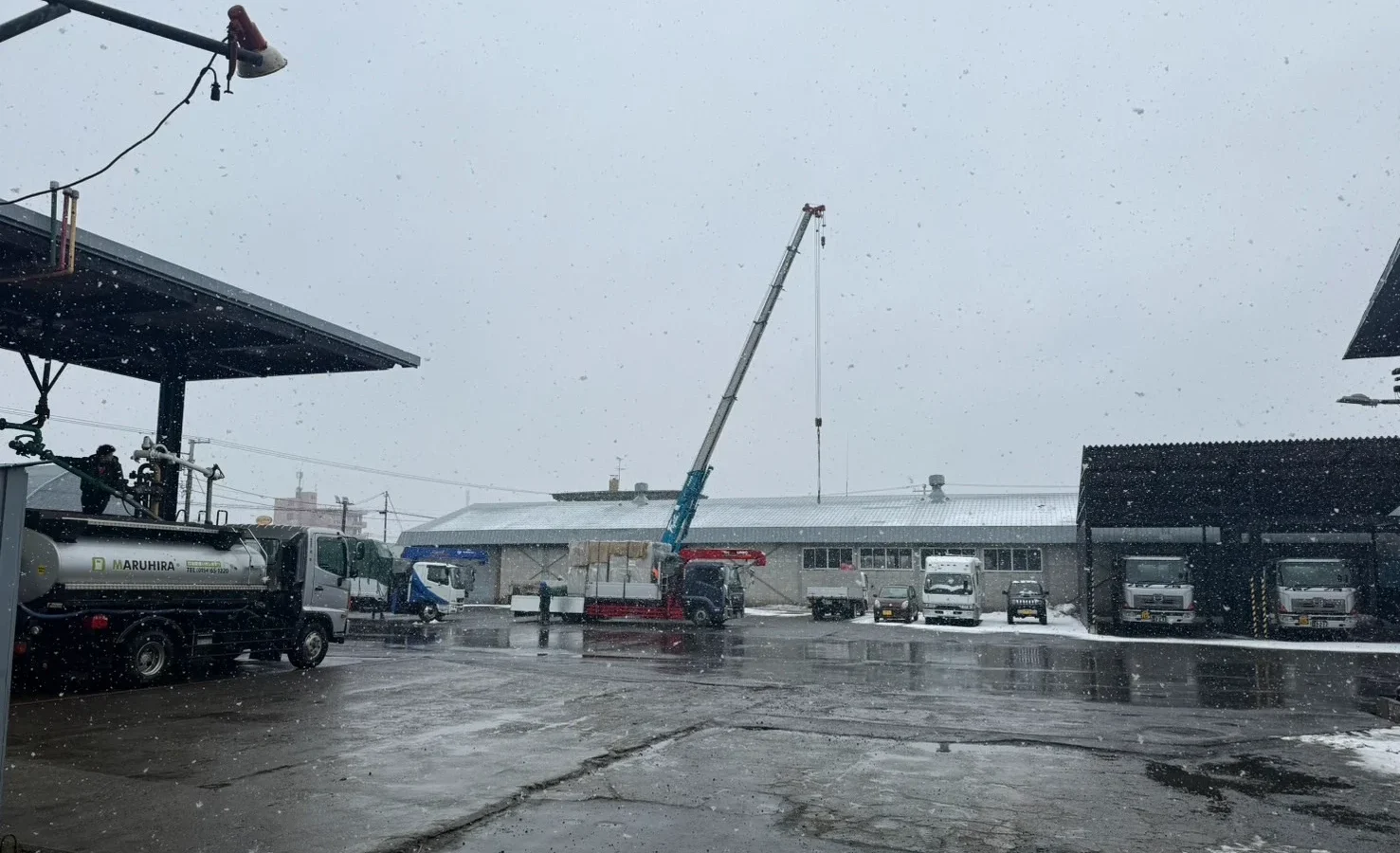 クレーン車で搬入２｜高圧受変電設備キュービクル電柱PAS一貫施工｜㈱サカエ電気工業