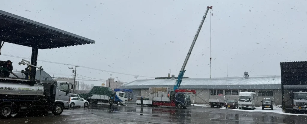 クレーン車で搬入３｜高圧受変電設備キュービクル電柱PAS一貫施工｜㈱サカエ電気工業